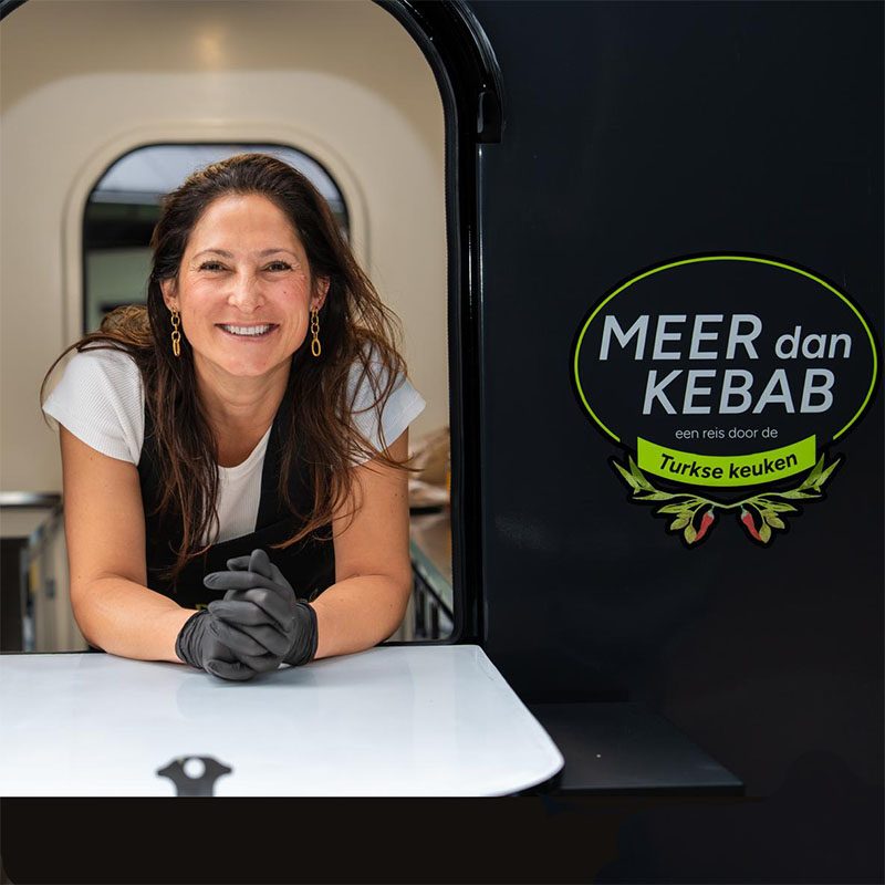 Gülnur Nielen Saridayi met haar foodtruck Meer dan kebab
